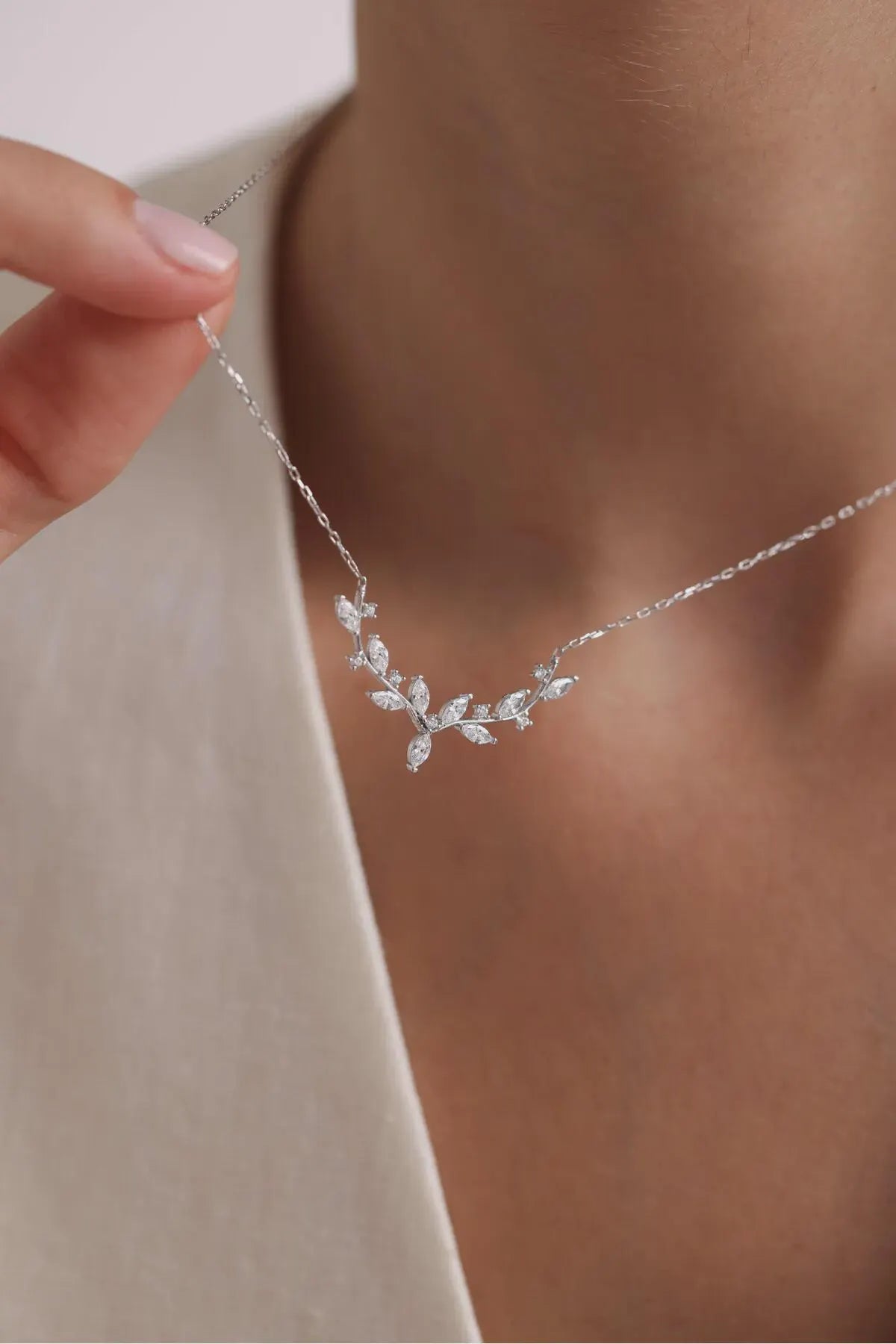 925 Sterling Silver Vine Necklace Rhodium Plated Leaf Pendant Elegant Nature-Inspired Jewelry